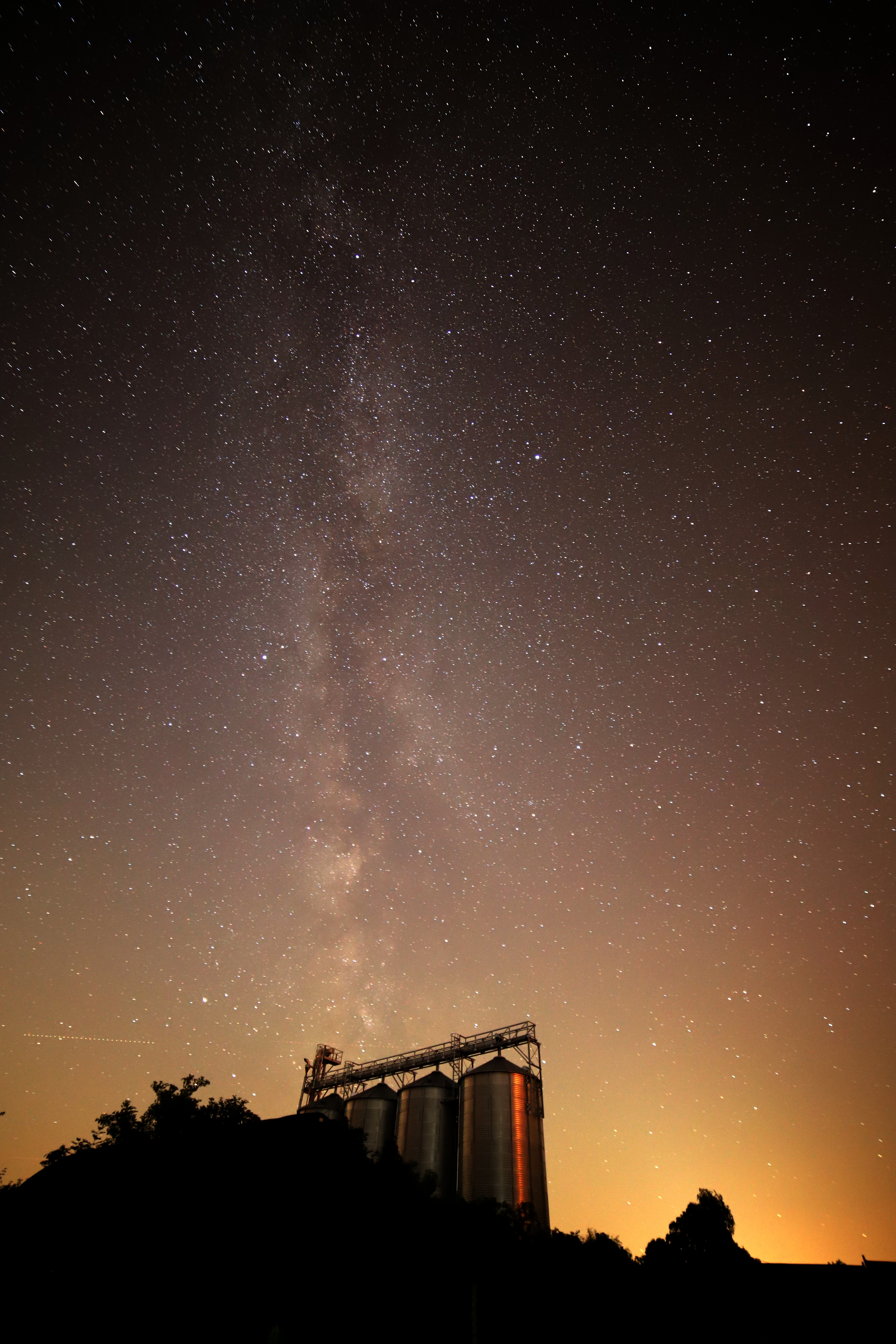 Milchstraße über Silo Spektrum der Wissenschaft